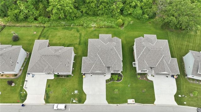 8548 Valley Spring Drive, De Soto, KS 66018