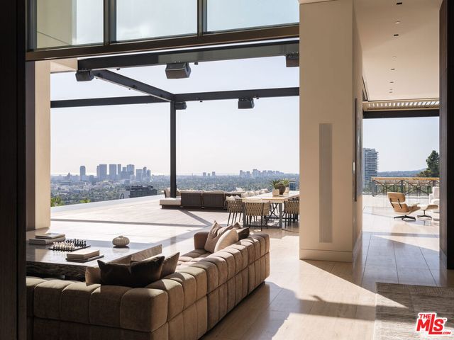 1305 Collingwood Place, Los Angeles, CA 90069