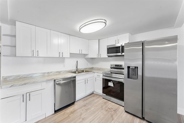 1052 Hythe 1052, Boca Raton, FL 33434