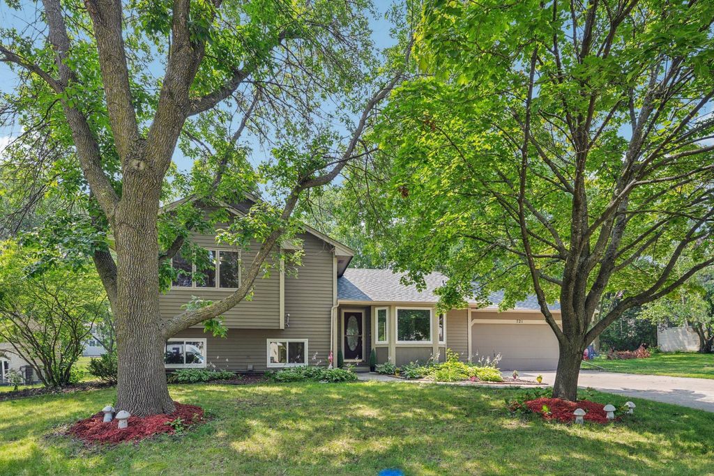 721 Conestoga Trail, Chanhassen, MN 55317