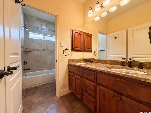 165 VINTAGE RANCH CIR, La Vernia, TX 78121