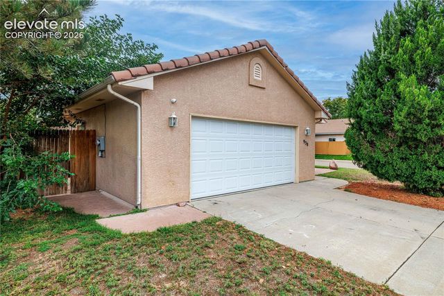 938 Cedarcrest Drive, Pueblo, CO 81005