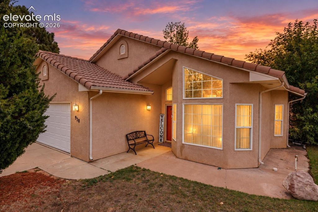 938 Cedarcrest Drive, Pueblo, CO 81005