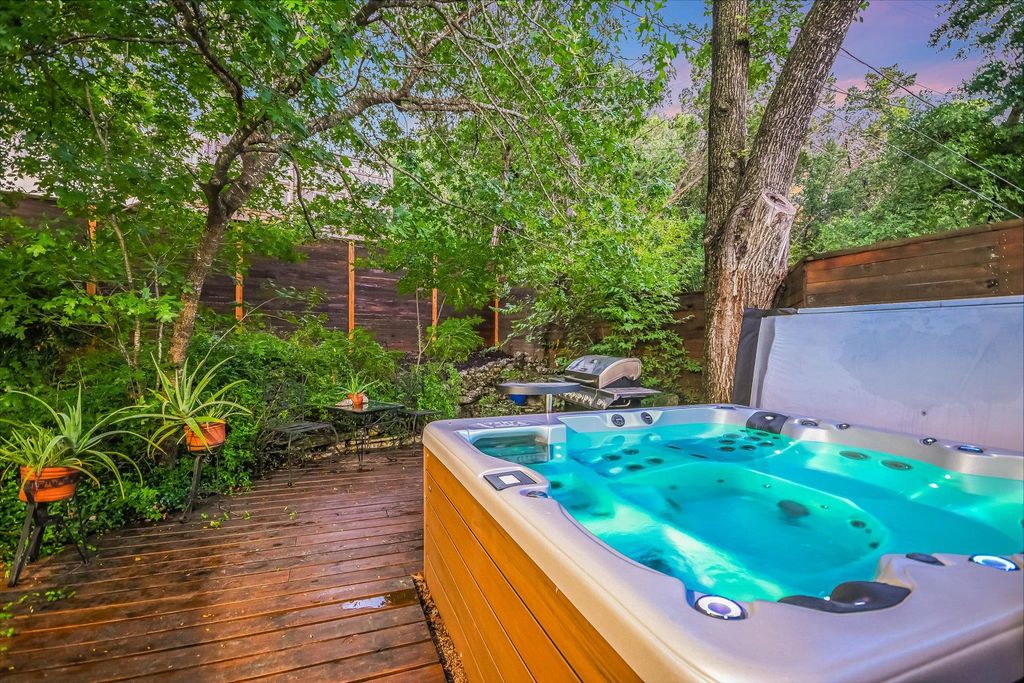 19 Sugar Shack DR, West Lake Hills, TX 78746