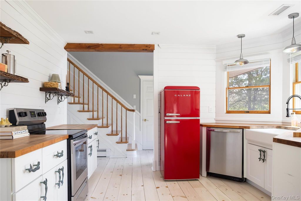 3190 The Long Way Lane, East Marion, NY 11939