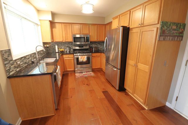 14241 W Waterford Square DRIVE, New Berlin, WI 53151