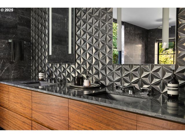 7307 Nw PENRIDGE Rd, Portland, OR 97229