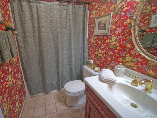242 N 5th Street, Lindenhurst, NY 11757