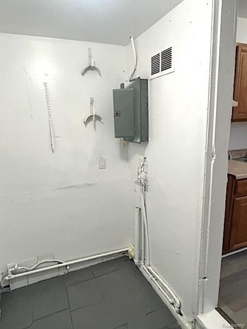 7228 Orchard Avenue, Warren, MI 48091