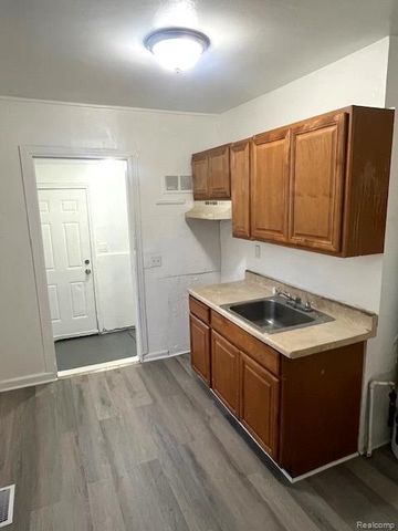 7228 Orchard Avenue, Warren, MI 48091