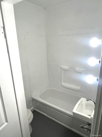 7228 Orchard Avenue, Warren, MI 48091