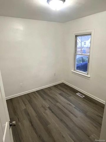 7228 Orchard Avenue, Warren, MI 48091