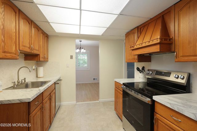 7 Wren Way, Howell, NJ 07731
