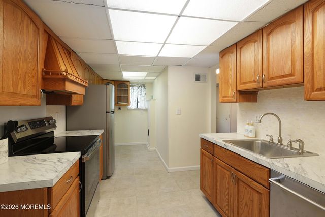 7 Wren Way, Howell, NJ 07731