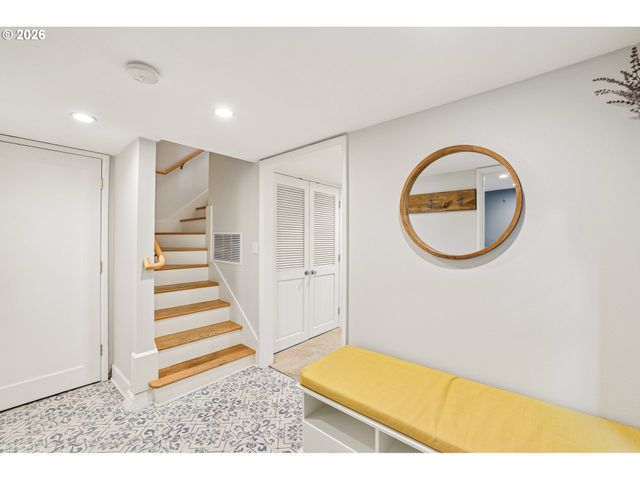 2747 Nw RALEIGH St 2, Portland, OR 97210