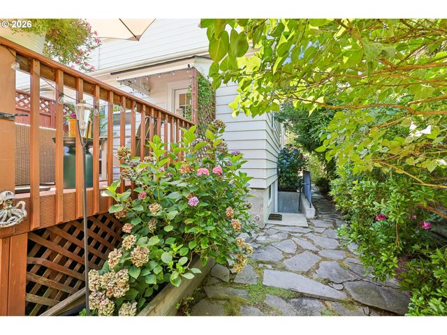 2747 Nw RALEIGH St 2, Portland, OR 97210