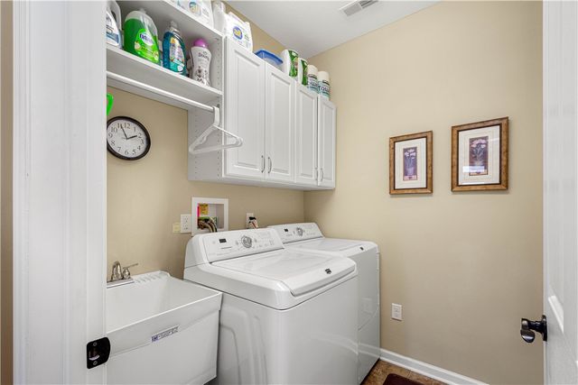209 Hill Place Dr, North Fayette, PA 15057