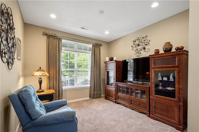 209 Hill Place Dr, North Fayette, PA 15057