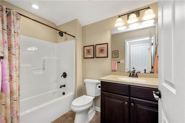 209 Hill Place Dr, North Fayette, PA 15057