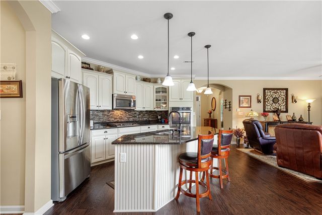 209 Hill Place Dr, North Fayette, PA 15057