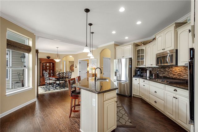 209 Hill Place Dr, North Fayette, PA 15057
