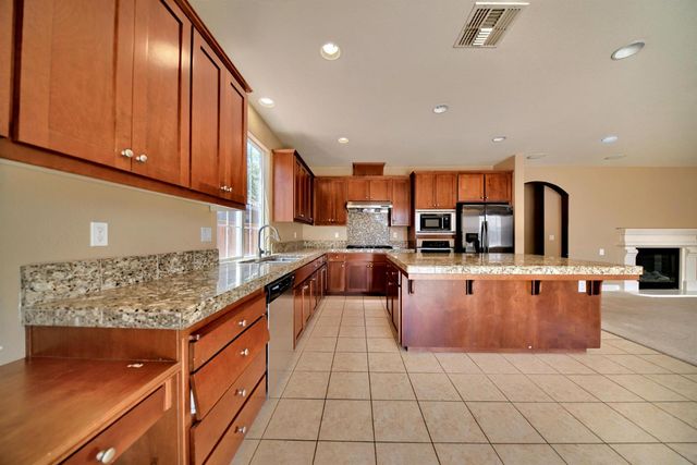 2153 Saddlebrook Ln, Oakdale, CA 95361