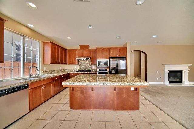 2153 Saddlebrook Ln, Oakdale, CA 95361