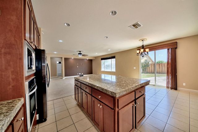 2153 Saddlebrook Ln, Oakdale, CA 95361