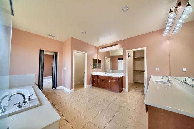 2153 Saddlebrook Ln, Oakdale, CA 95361