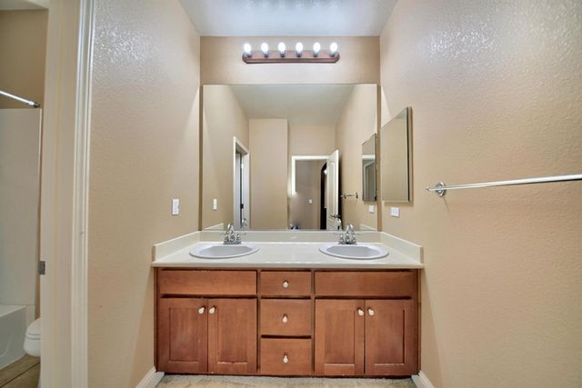 2153 Saddlebrook Ln, Oakdale, CA 95361