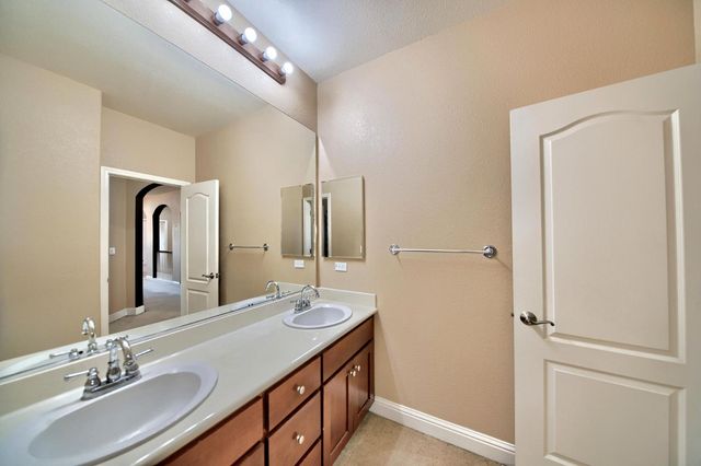 2153 Saddlebrook Ln, Oakdale, CA 95361