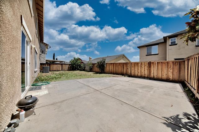 2153 Saddlebrook Ln, Oakdale, CA 95361