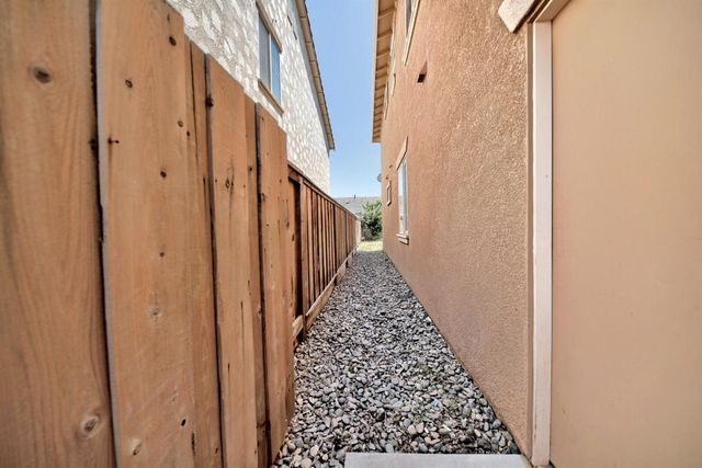 2153 Saddlebrook Ln, Oakdale, CA 95361