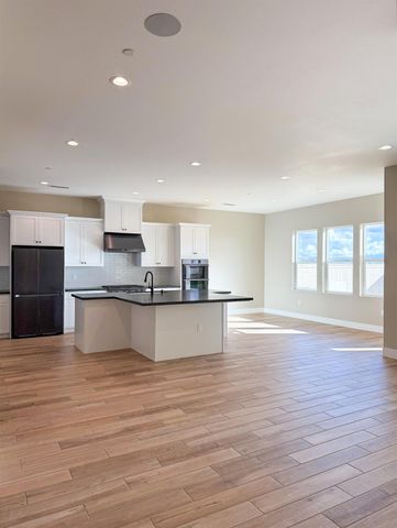 951 Beaver Pond Loop, Madera, CA 93636