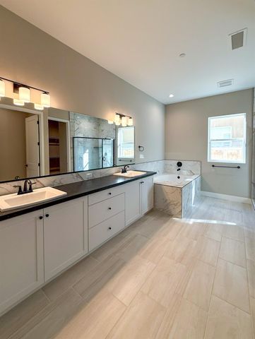 951 Beaver Pond Loop, Madera, CA 93636