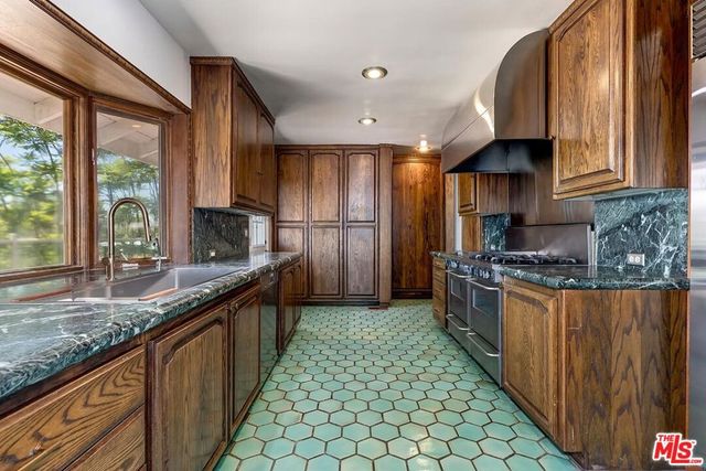 9354 Claircrest Drive, Beverly Hills, CA 90210