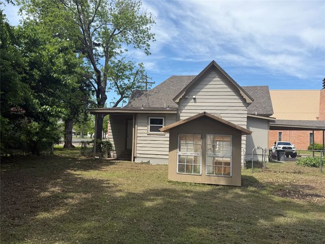 309 W 8th Street, Bonham, TX 75418