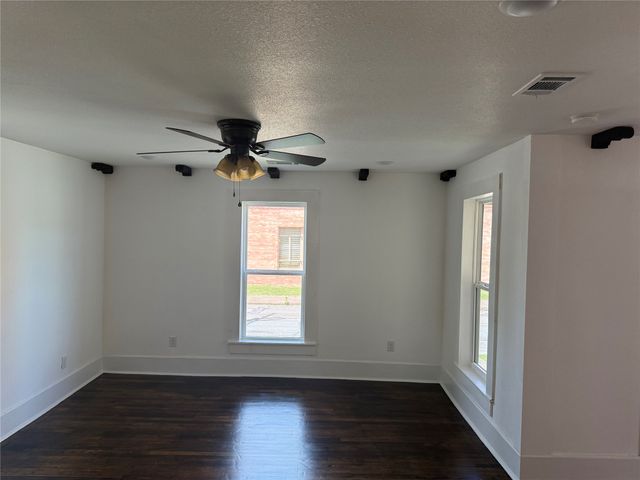 309 W 8th Street, Bonham, TX 75418