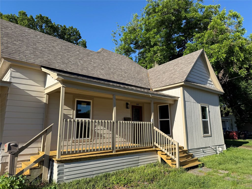 309 W 8th Street, Bonham, TX 75418