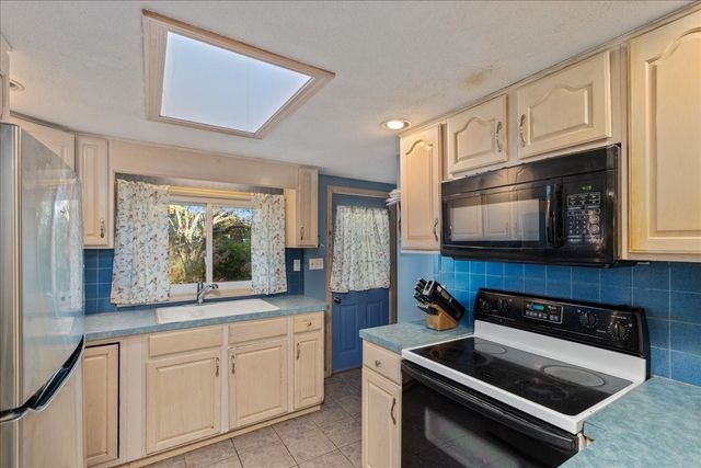 11 Lackey St, Haverhill, MA 01830