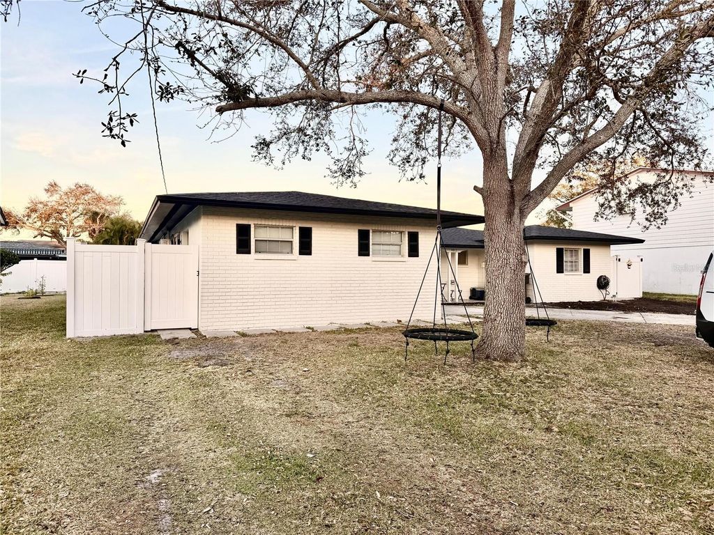 Image 2 of property listing at 4911 SHETLAND AVENUE, Tampa, FL 33615