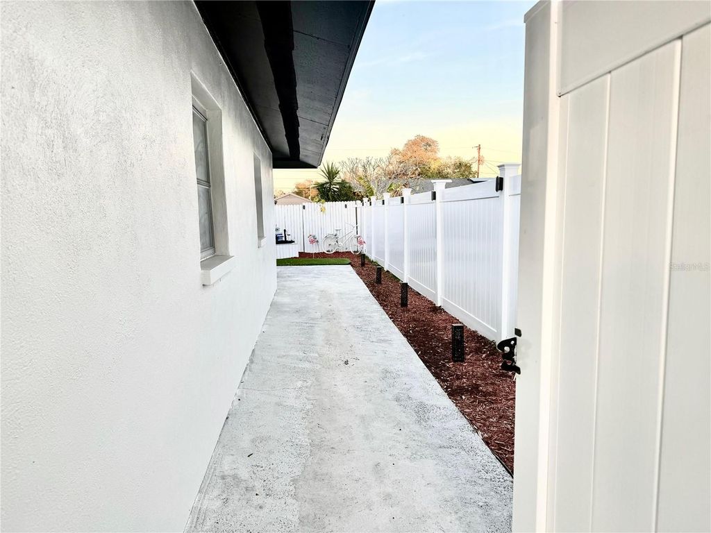 Image 7 of property listing at 4911 SHETLAND AVENUE, Tampa, FL 33615