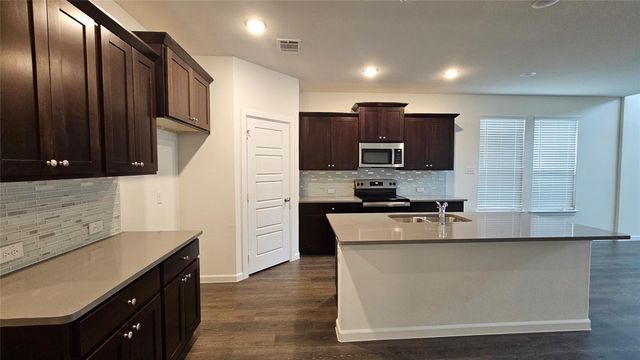1215 Stagecoach Trail, Justin, TX 76247