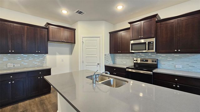 1215 Stagecoach Trail, Justin, TX 76247