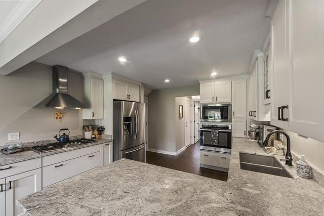 966 Valentine ROAD, Oconomowoc, WI 53066