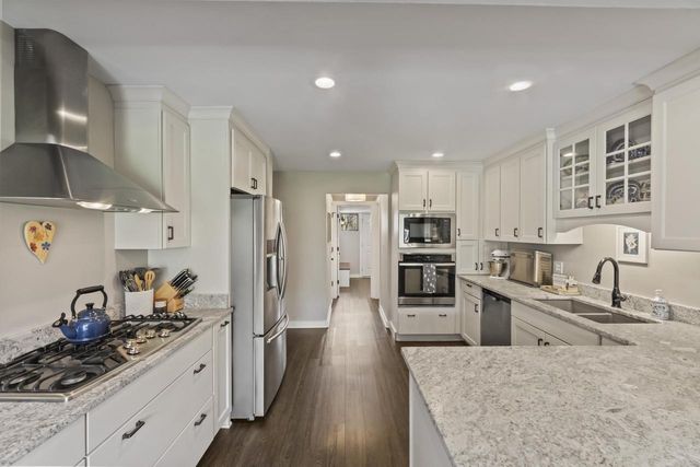 966 Valentine ROAD, Oconomowoc, WI 53066