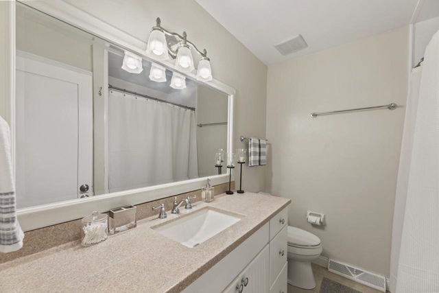 966 Valentine ROAD, Oconomowoc, WI 53066