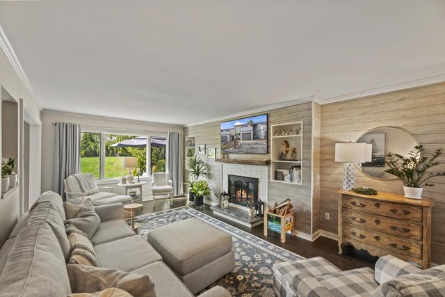 966 Valentine ROAD, Oconomowoc, WI 53066