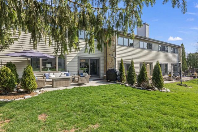 966 Valentine ROAD, Oconomowoc, WI 53066