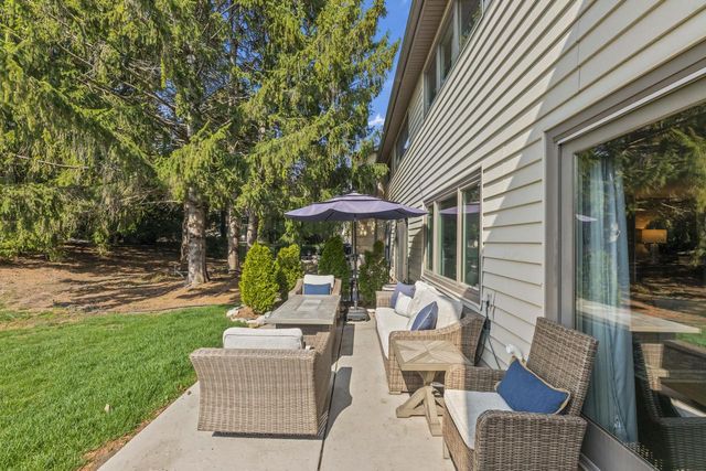 966 Valentine ROAD, Oconomowoc, WI 53066